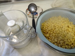 煮豆をミキサーにかける
