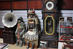 Где-то в середине эпохи Мэйдзи был открыт торговый дом "Садо Мингэи-кан".