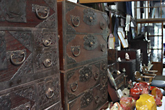 Sadodansu which Sado's craftsmen made ("Dansu," or "tansu," means a chest of drawers.)