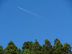 青空　飛行機雲